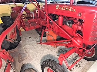 Veterantraktor - Farmall - A. 1938. Fotogen. Med originalplog. Fotogen. Blästrad samt lackad. Har va...